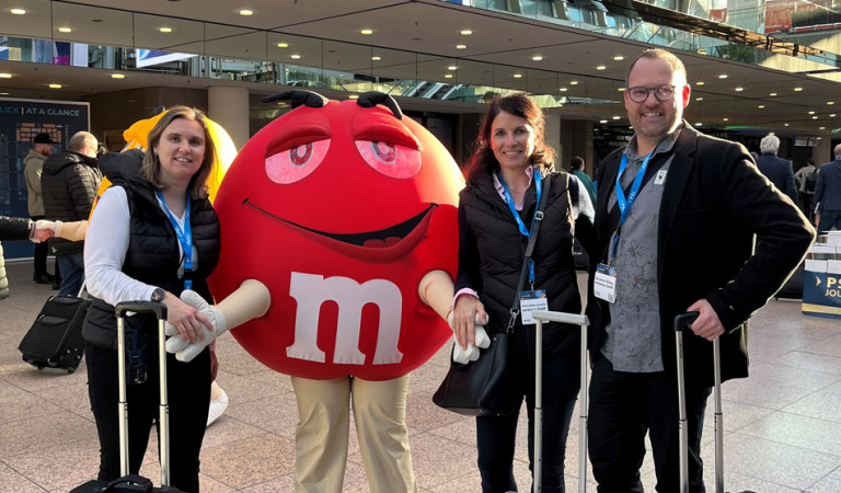 Team werbemax mit M&M auf der PSI im Eingang