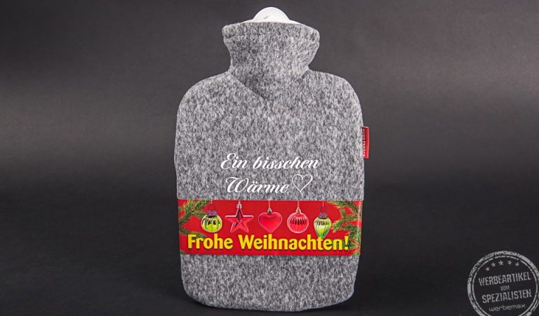 Wärmflasche aus Filz mit Schriftzug bestickt und Logo als Geschenk.