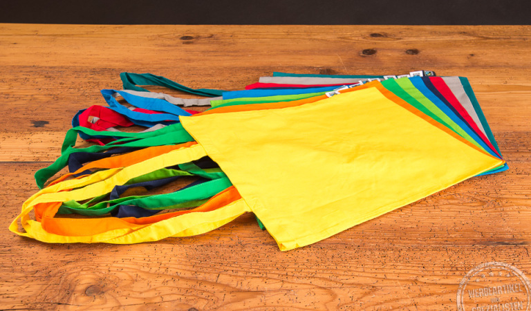 verschiedenfarbige Stofftaschen liegend aufeinander gef&auml;chert, um die verschiedenen Farben zu zeigen