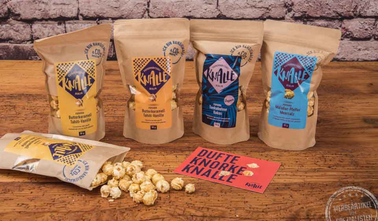 Knalle Popcorn in unterschiedlich beschrifteten Tüten mit Logo als Werbeartikel 