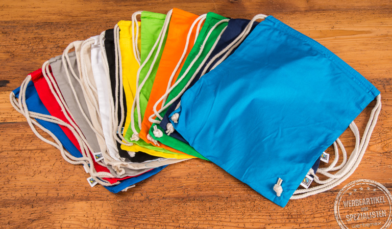 Turnbeutel aus Fairtrade Baumwolle als nachhaltiger Werbeartikel. Bedrucken Sie den trendigen Matchrucksack mit Logo und wählen Sie aus 12 Farben Ihre aus.
