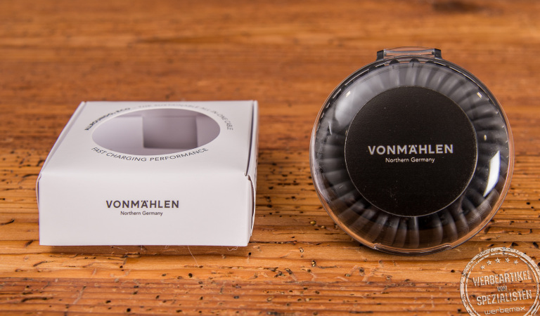 Wei&szlig;e Kartonverpackung des Allroundo in Schwarz. Der universelle Ladekabeladapter passt f&uuml;r Iphone sowie Android. 