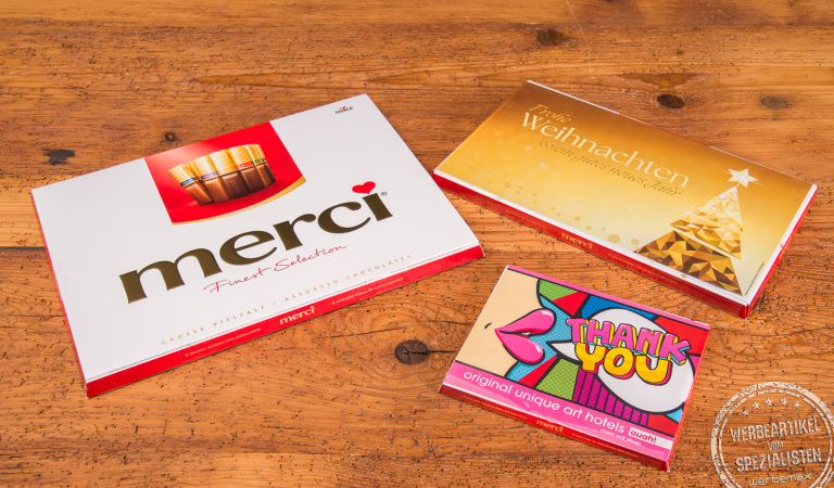 Merci Finest Selection als Werbegeschenk mit individueller Einsteckkarte in 3 Größen erhältlich. Das Bild zeigt die 3 Größen mit unterschiedlichen Einsteckkarten