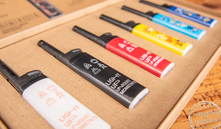 Sechs BIC EZ Reach Stabfeuerzeuge mit Bedruckung liegend in einer Verpackung.