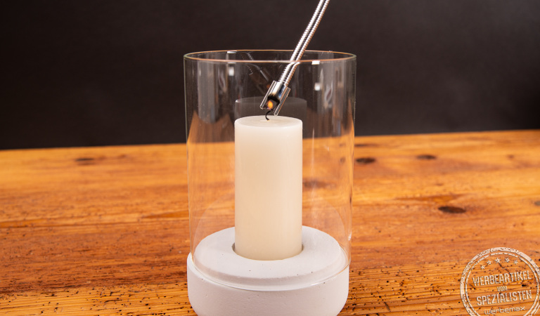 Kerze in Windlicht, die mit einem FutureEcoFlex Lichtbogen Feuerzeug Werbegeschenk angezündet wird.