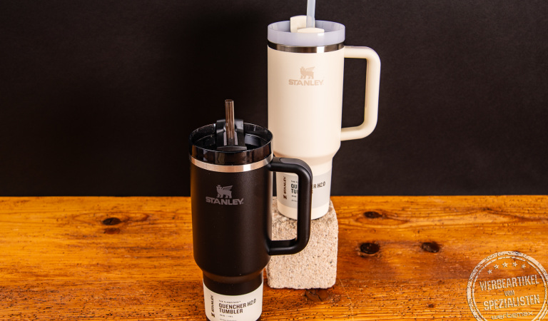 Zwei Stanley Cup H2.0 in Schwarz und Creme als trendige Mitarbeitergeschenke – hochwertiger Tumbler mit Logo, ideal für nachhaltige Wertschätzung und moderne Werbeartikel