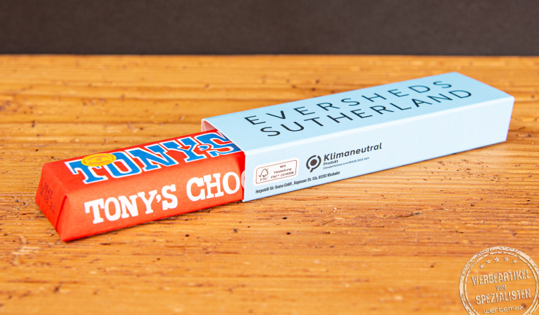 Ein Tonys Chocoloneleys Schokoriegel im Werbeschuber