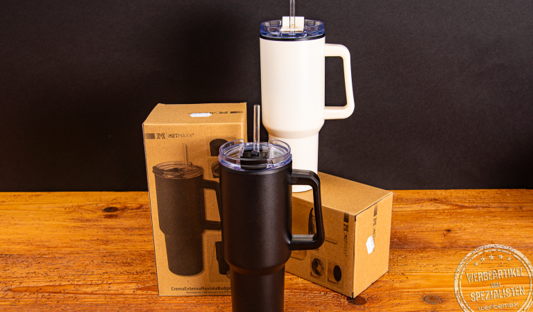 Zwei Tumbler CremaExtensaMaximaBudget in den Farben creme und schwarz mit Craft Paper Box als Werbeartikel.