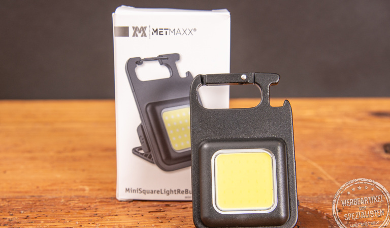 Ein Werbeartikel Worklight stehend vor der Verpackung.