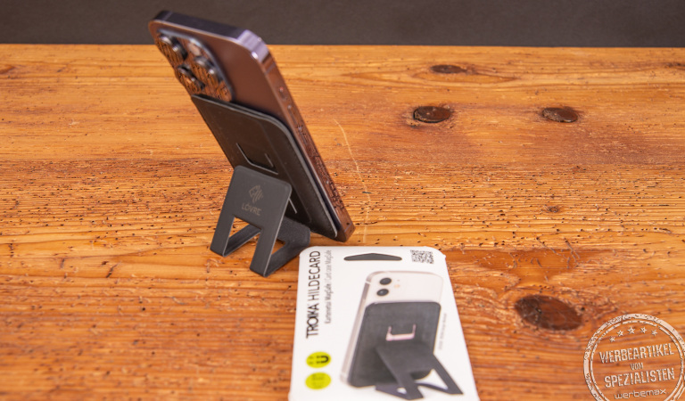 Das innovative MagSafe Kartenetui von Troika besticht durch veganes Leder und einer schönen Logogravur. Das ideale Werbegeschenk für Männer.