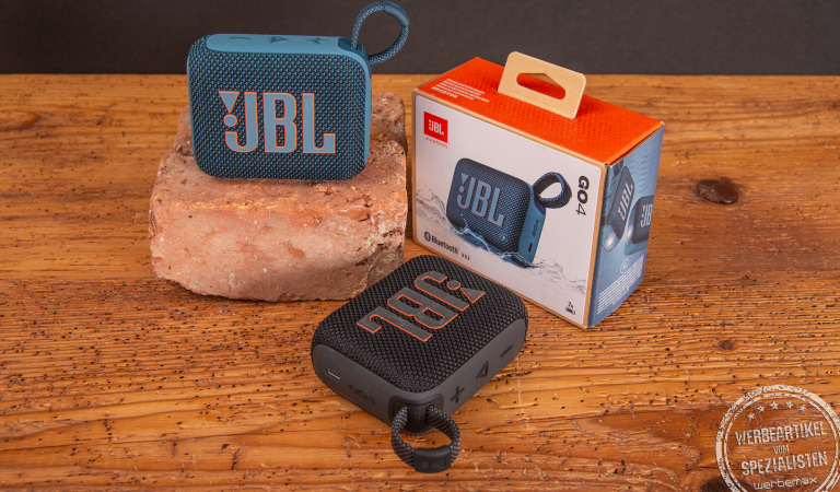 Zwei JBL GO 4 Bluetooth Speaker mit einer Verpackung als Werbeartikel.