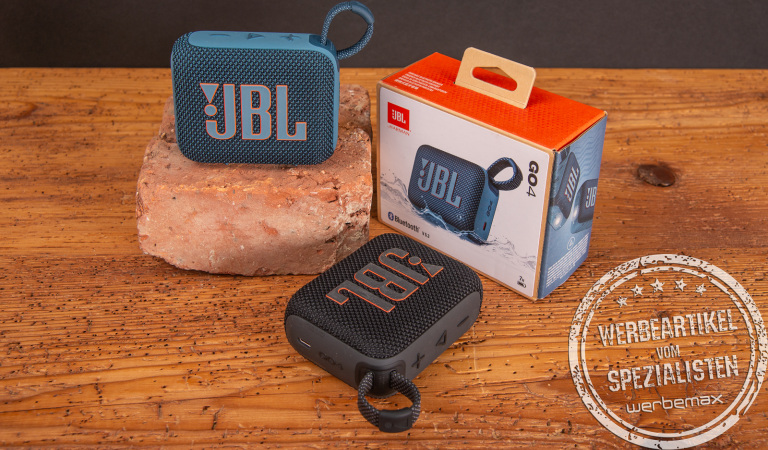 Zwei JBL GO 4 Bluetooth Speaker mit einer Verpackung als Werbeartikel.