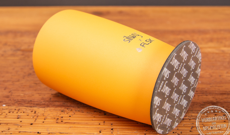 Thermobecher mit Logo und Magnet von FLSK. Der hochwertige Coffee2Go Becher der standhaft bleibt, jetzt mit Logo bestellen.