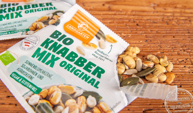 Bio Knabbermix Original Landgarten in der Papierverpackung als Messe-Snack.