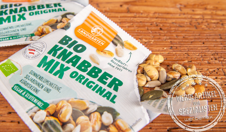 Bio Knabbermix Original Landgarten in der Papierverpackung als Messe-Snack.