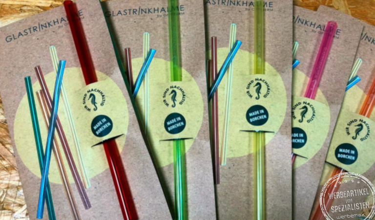 Mailingkarten mit Glas-Strohhalmen mit Logo als Werbeartikel.