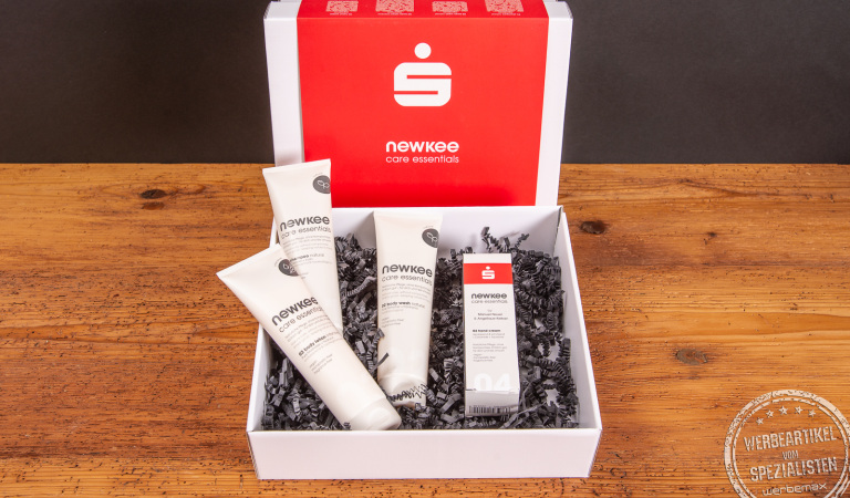 Newkee Pflegeset als hochwertiges Mitarbeitergeschenk – Pflegeprodukte in stilvoller Geschenkbox mit Logo, ideal als nachhaltiges Werbegeschenk zu Weihnachten oder für besondere Anlässe im Unternehmen.