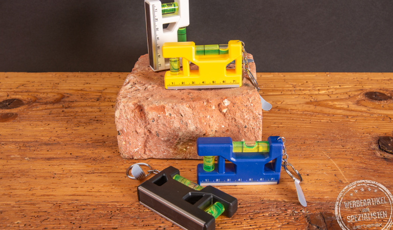 Vier bunte Mini Wasserwaagen für den Schlüsselbund als Werbeartikel.