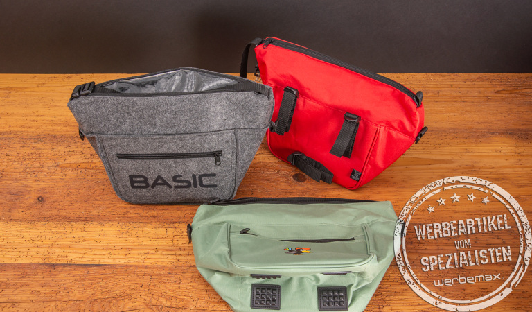 Kühltasche für Outdoorfans, Lunchbag in den Farben grau, rot und weiß als praktische Kühltasche mit Fahrradbefestigung. Hier mit großem Logodruck in schwarz auf der grauen Lunchbag.