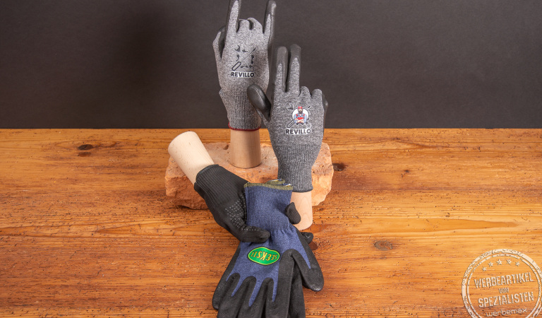 Unterschiedliche Arbeitshandschuhe mit Logodruck als Werbeartikel.