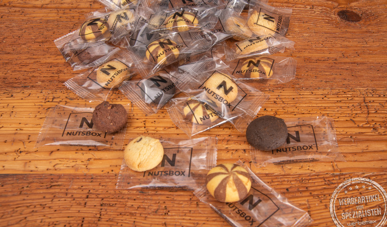 Einzeln verpackte Cookies mit Logodruck auf der Verpackung als günstige Streuartikel für Messen und Events. 
