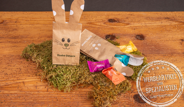 Ostertüte Bunny Bag mit Süßigkeiten als Werbegeschenk.