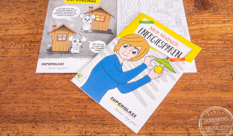 Individuelles Malbuch DIN A5 mit Logo als Werbeartikel – Beispiel für bedrucktes Kindermalbuch mit 12 Seiten auf Holztisch.