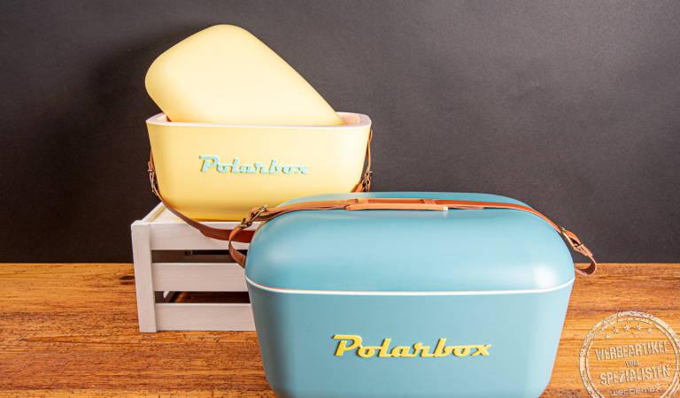 Zwei stylische Polarbox Kühlboxen in Retro-Design als hochwertiges Mitarbeitergeschenk – perfekt für Sommeraktionen, Firmenausflüge oder als individuelles Werbegeschenk mit Logo.