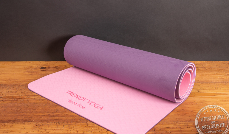 Yogamatte als Mitarbeitergeschenk für Gesundheit und Balance. In verschiedenen Farben. Hier in Lila und auf der anderen Seite in rosa. 