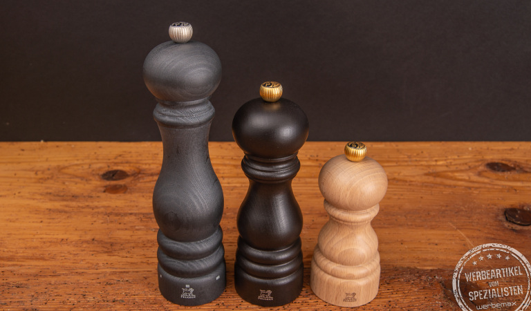 Drei unterschiedlich große Peugeot Salz- und Pfeffermühlen als Werbegeschenke.