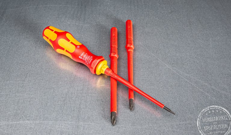 Schraubendreher Bit Set von Wera in rot/gelb für sicheres Arbeiten an spannungsführenden Teilen. Mit 2 weiteren Bits. 
