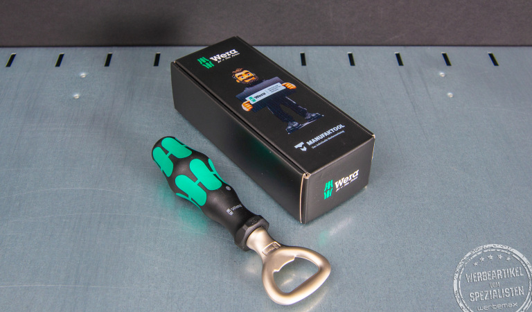 Werbegeschenk f&uuml;r M&auml;nner - der Wera Flaschen&ouml;ffner in schwarz-gr&uuml;n mit Ihrem Logo als hochwertiges Kunden- und Mitarbeitergeschenk