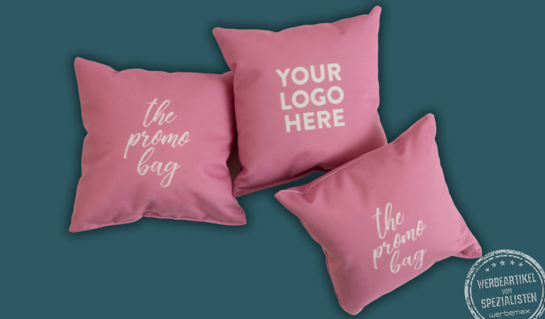 Kissen rosa mit weißem Logodruck von MAGMA Heimtex als Werbeartikel.