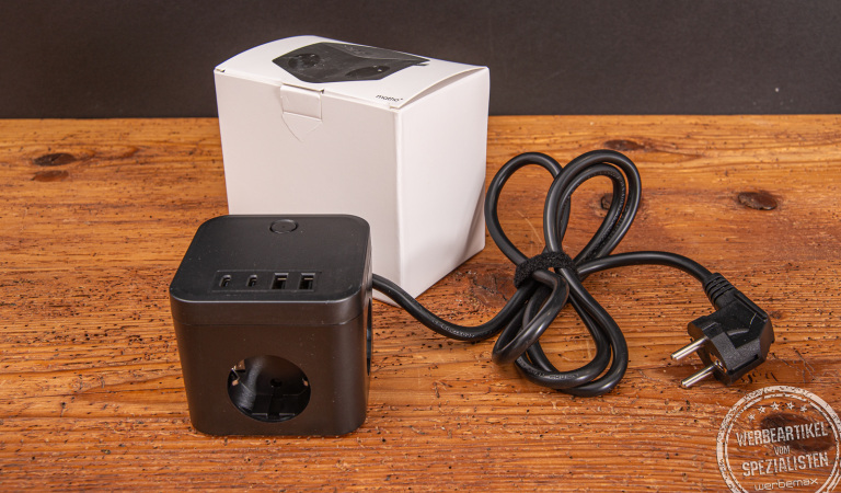 Steckdosenwuerfel mit USB in Schwarz – praktischer Werbeartikel für Schreibtisch oder Homeoffice