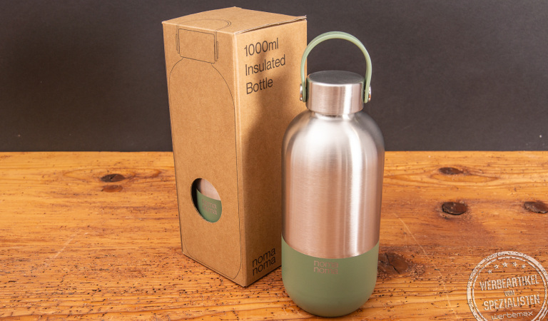 Nachhaltige Edelstahltrinkflasche in silber-grün von nomanoma mit praktischer Trageschlaufe in einer hochwertigen Kraftkartonverpackung als Werbegeschenk.