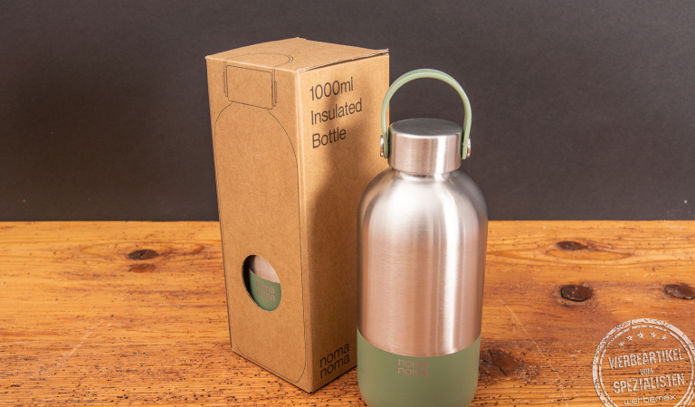 Nachhaltige Edelstahltrinkflasche in silber-grün von nomanoma mit praktischer Trageschlaufe in einer hochwertigen Kraftkartonverpackung als Werbegeschenk.