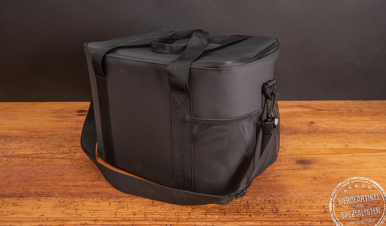 Geräumige Kühltasche aus schwarzem PU-Leder mit großem Innenfach für bis zu 15 Bierflaschen, Verpflegung für einen Tagesausflug und großer Werbefläche für Ihr Logo. 