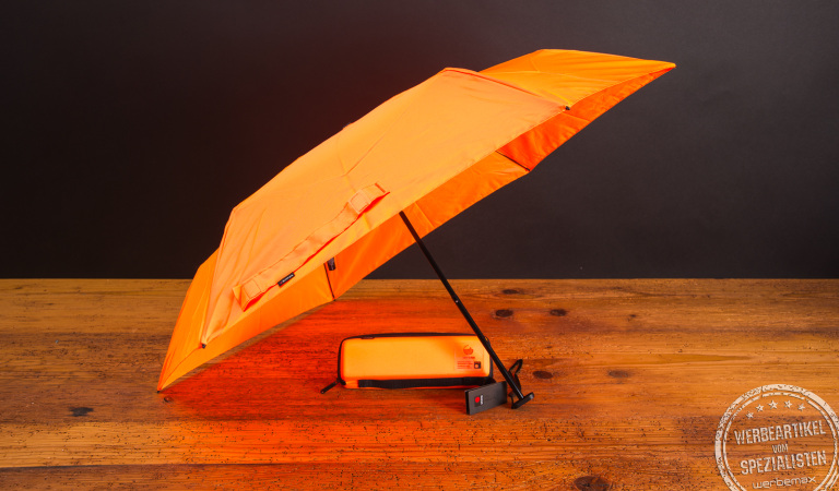 Klein, kompakt und durchdacht. Der X4U Taschenschirm von Knirps begeistert durch tolle Neonfarben, einem durchdachten und schlanken Case und kleinem Format. Der perfekte Alltagsbegleiter, der in jede Tasche passt. 