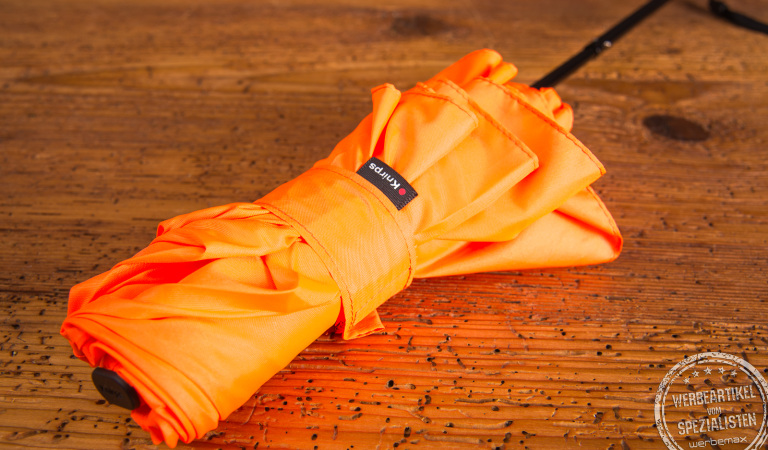 Ultrakompakter Taschenschirm von Knirps in Neonorange in einem innovativen Dry Case für eine trockene Tasche. Mit Logodruck ab 48 Stück möglich. 