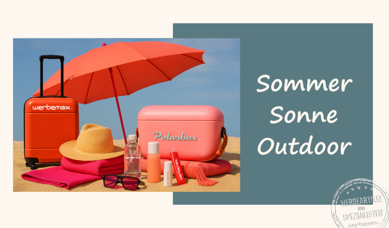 Sommerliche Werbeartikel am Strand: Trolley, Polarbox Kühlbox, Sonnencreme, Wasserflasche, Sonnenbrille und Strohhut auf Sand mit Sonnenschirm.