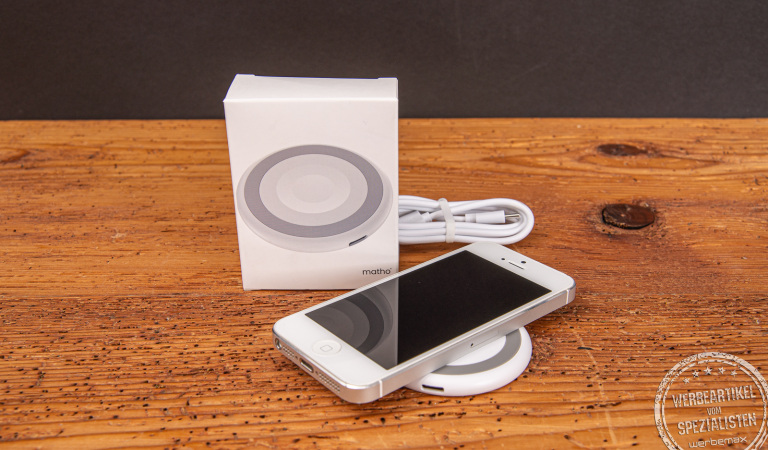 Praktisches Schnellladeger&auml;t f&uuml;r Smartphones, Smartwatches und Kopfh&ouml;rer in Wei&szlig; mit Ihrem Logo. 