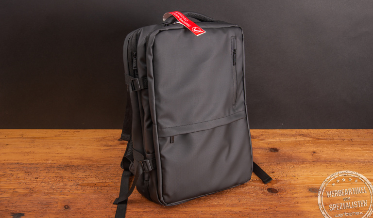das hochwertige Mitarbeitergeschenk für die Urlaubszeit - der nachhaltige Reiserucksack "Underseater" von Vasad ist perfekt für's Handgepäck.