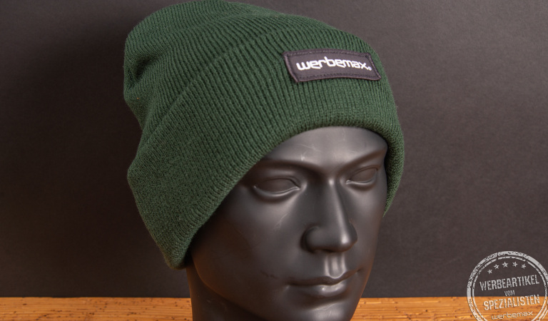 Günstige Beanie Mütze in flaschengrün mit einer coolen Logoanbringung: Ihr Logo als Weblabel auf der Beanie Mütze