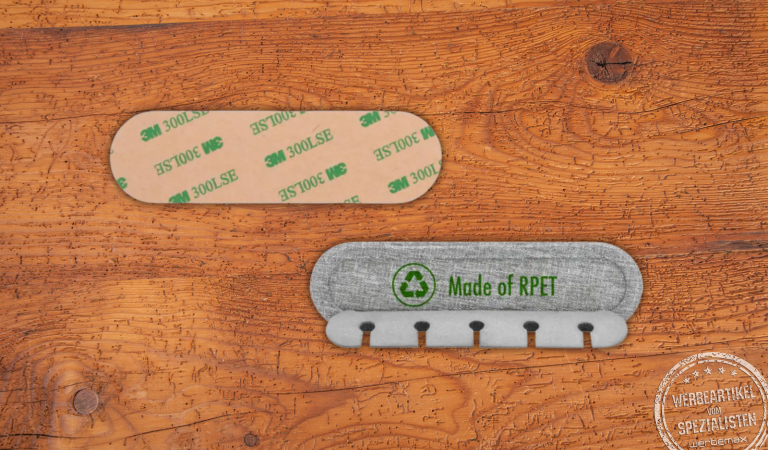 BrandCharger Cabledock Kabelhalter f&uuml;r 5 Kabel als Werbeartikel mit 3M-Klebestreifen auf Holzplatte..