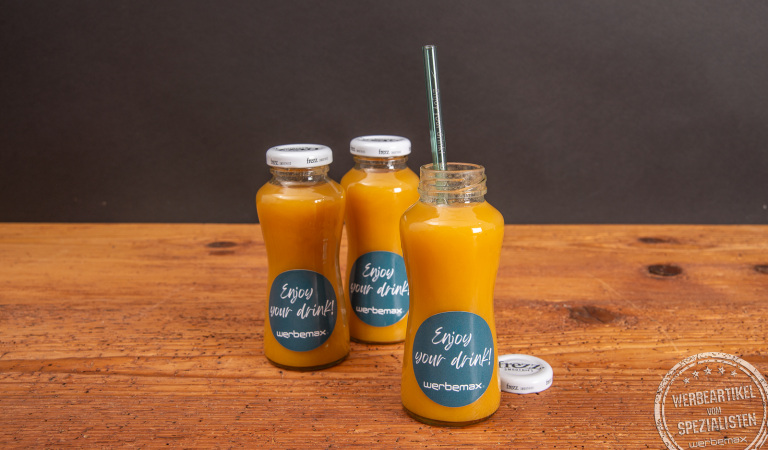 Drei Smoothies in der Glasflasche mit Logosticker als Werbeartikel.