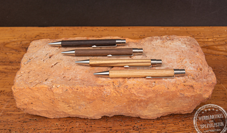 Kugelschreiber VIVO aus Holz in 5 verschiedenen Ausführungen in einer schönen Geschenkverpackung. Bedrucken oder gravieren Sie Ihr Logo auf den Schaft oder setzten auf Einzelnamen. 