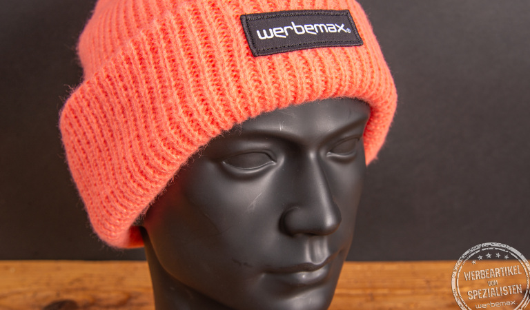 Hochwertige Rib Beanie mit Umschlag in coolen Farben. Softe Strickmütze mit diversen Logoanbringungsmöglichkeiten als perfektes Werbegeschenk für den Winter. 