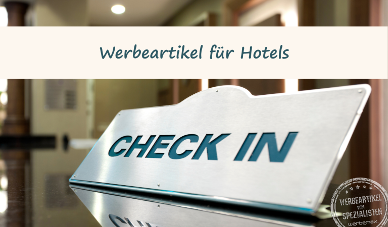 Rezeption mit Check In Schild Titelbild Blogbeitrag Werbeartikel für Hotels.