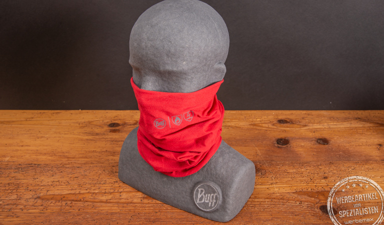 BUFF Safety Fire Resistant Multifunktionstuch in Rot &ndash; getragen auf Puppe, flammhemmend, antistatisch und ideal f&uuml;r den professionellen Arbeitsschutz.