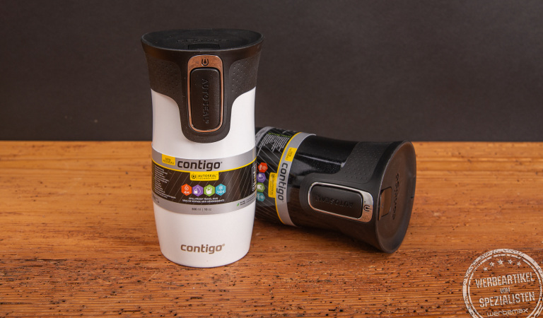 Contigo Coffee-to-go-Becher mit Einhandverschluss als Werbeartikel auf Holztisch..